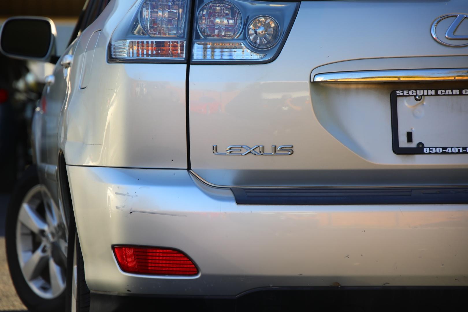 2004 SILVER LEXUS RX 330 2WD (JTJGA31UX40) with an 3.3L V6 DOHC 24V engine, 5-SPEED AUTOMATIC transmission, located at 420 E. Kingsbury St., Seguin, TX, 78155, (830) 401-0495, 29.581060, -97.961647 - Photo#6